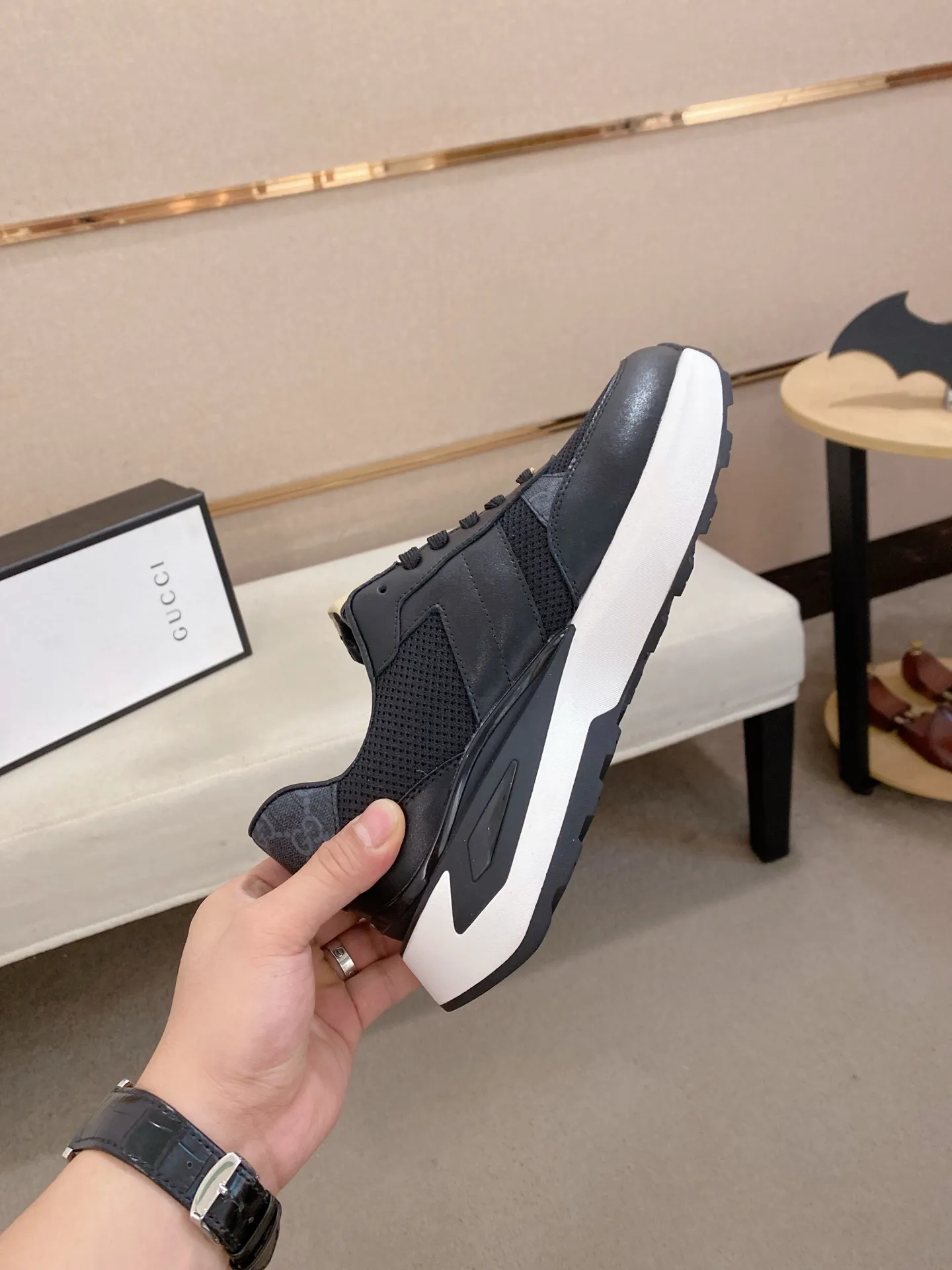 Men's shoes 💰 462💰The new GUCCI (Gucci) counters are launched simultaneously. The new men's shoes, 😘fabrics are selected from imported cowhide, and the lining is sheepskin lining. 👍🏿 High-end ☄️ air-cushion molded anti-slip rubber outsole, exquisite lines, simple and elegant, comfortable and high-end for leisure travel. Code number: 38 to 44 (45 can be customized and cannot be returned or exchanged)